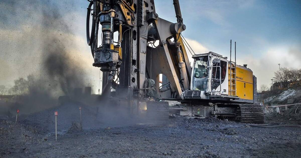 BAUER RTG RM 20 pile driving rig at work